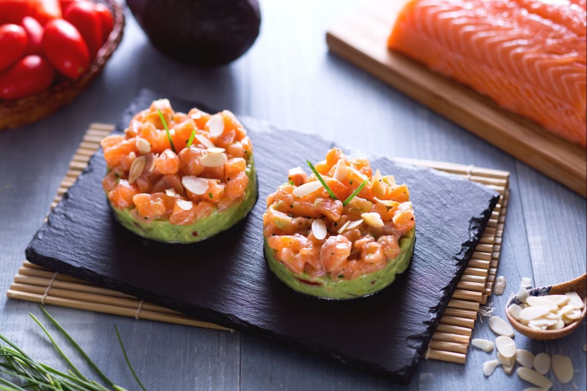 Tartare de saumon à la crème d'avocat et aux amandes grillées