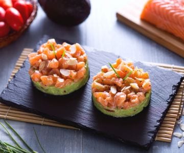 Tartare de saumon à la crème d'avocat et aux amandes grillées