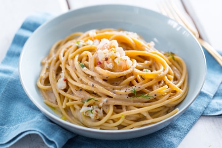 Spaghetti au cacio, poivre et crevettes