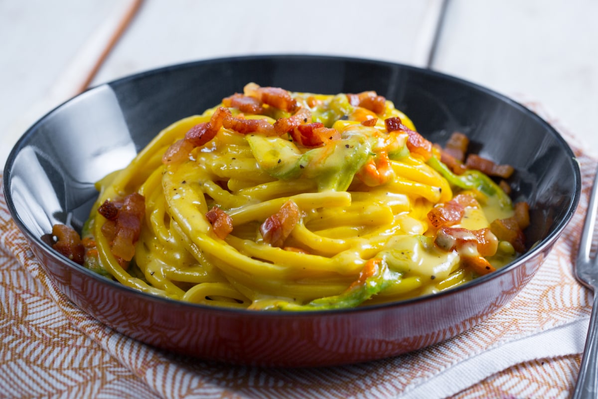 Bucatini aux fleurs de courgette, joue de porc et safran