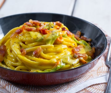 Bucatini aux fleurs de courgette, joue de porc et safran