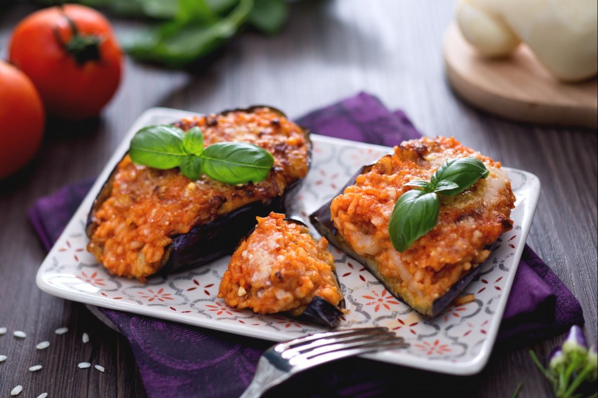 Aubergines farcies au riz avec un cœur fondant