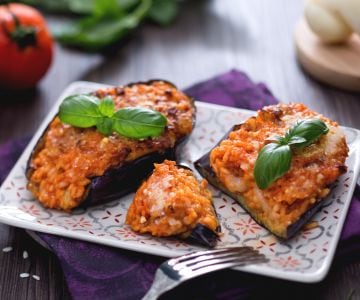 Aubergines farcies au riz avec un cœur fondant