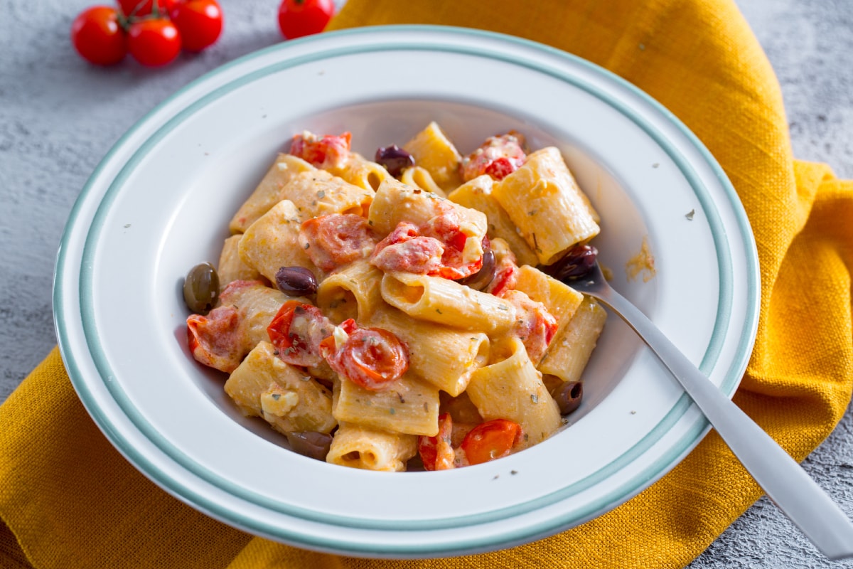 Pâtes avec feta et tomates cerises au four