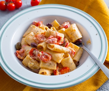 Pâtes avec feta et tomates cerises au four