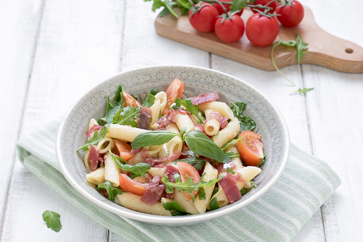 Pâtes avec stracchino, bresaola et tomates cerises