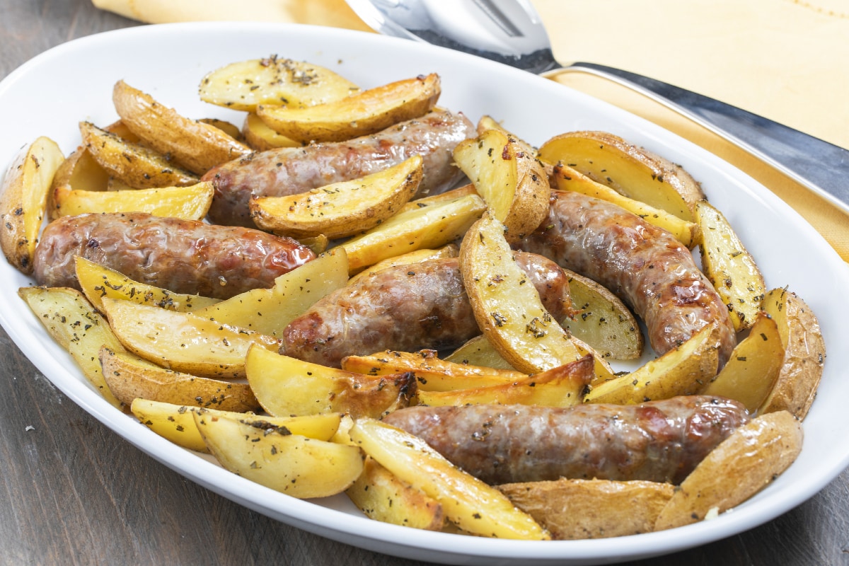 Saucisse et pommes de terre au four