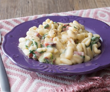 Cavatelli avec speck, crème de pommes de terre et roquette