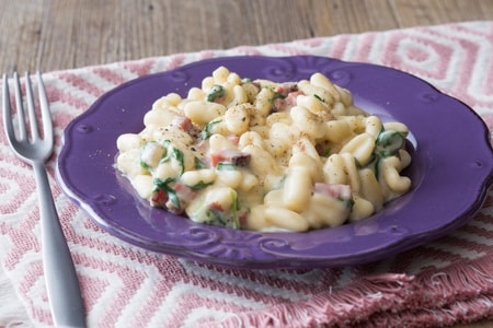 Cavatelli avec speck, crème de pommes de terre et roquette