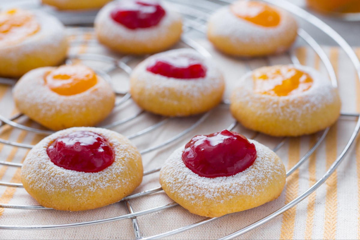 Petits biscuits au beurre avec de la confiture