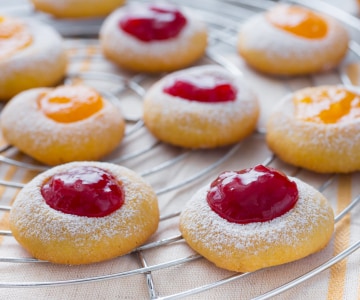 Petits biscuits au beurre avec de la confiture