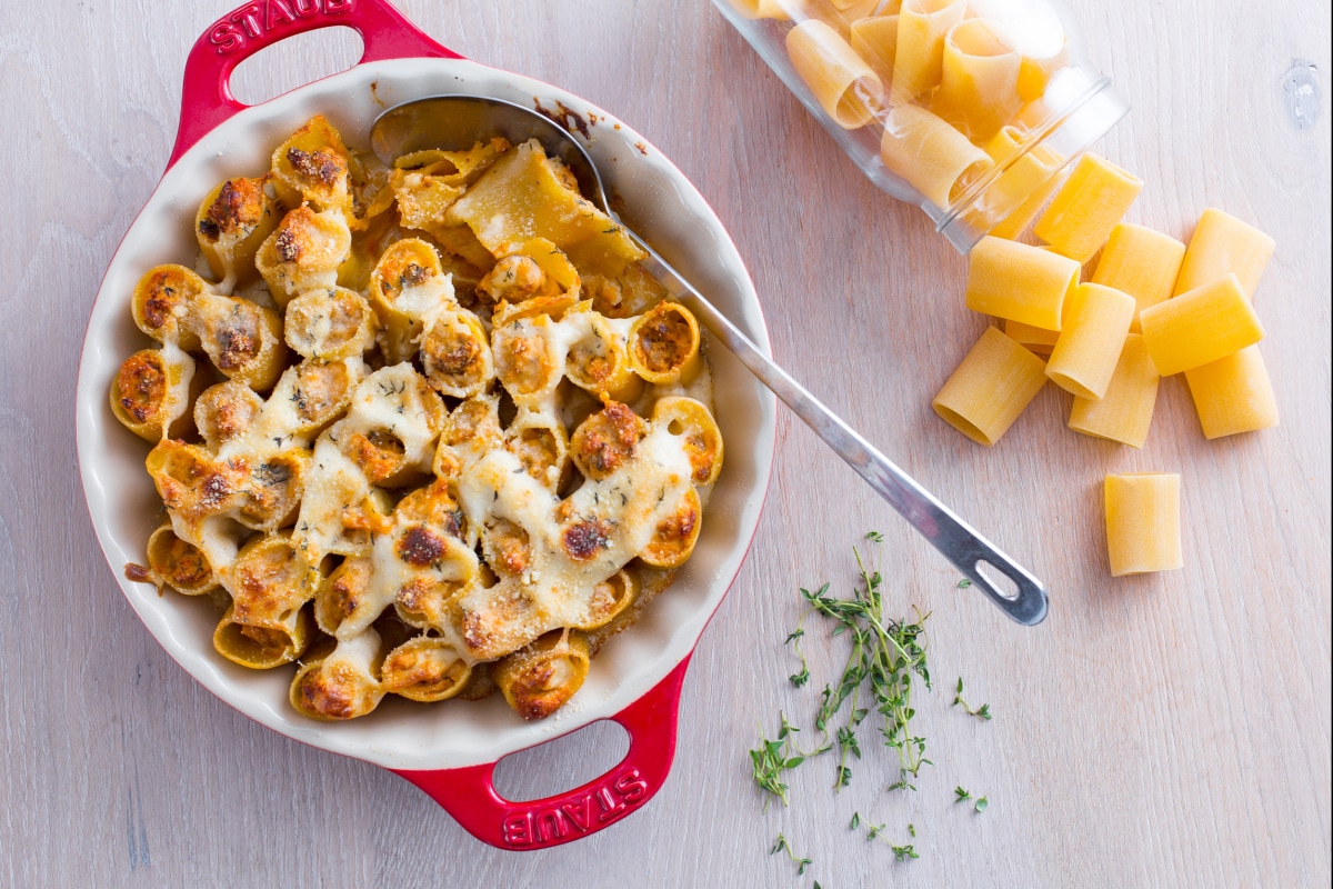 Paccheri farcis avec saucisse et champignons