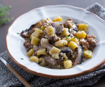 Gnocchis de pommes de terre au taleggio, champignons et saucisse