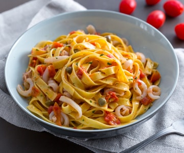 Tagliatelles aux calamars et tomates cerises