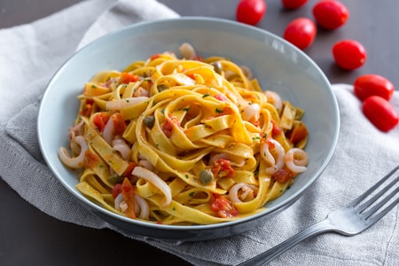 Tagliatelles aux calamars et tomates cerises