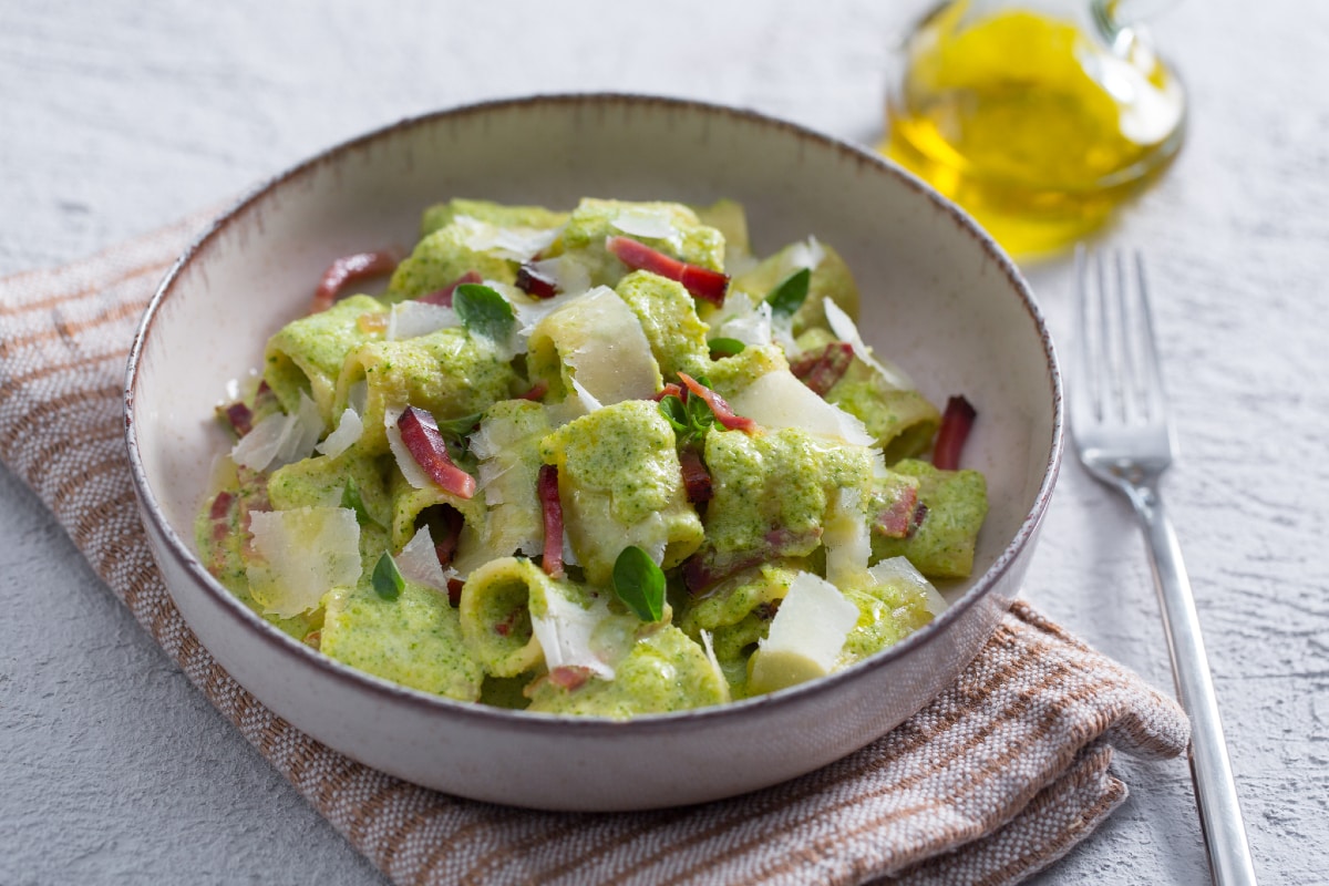 Pâtes crémeuses au speck et aux courgettes