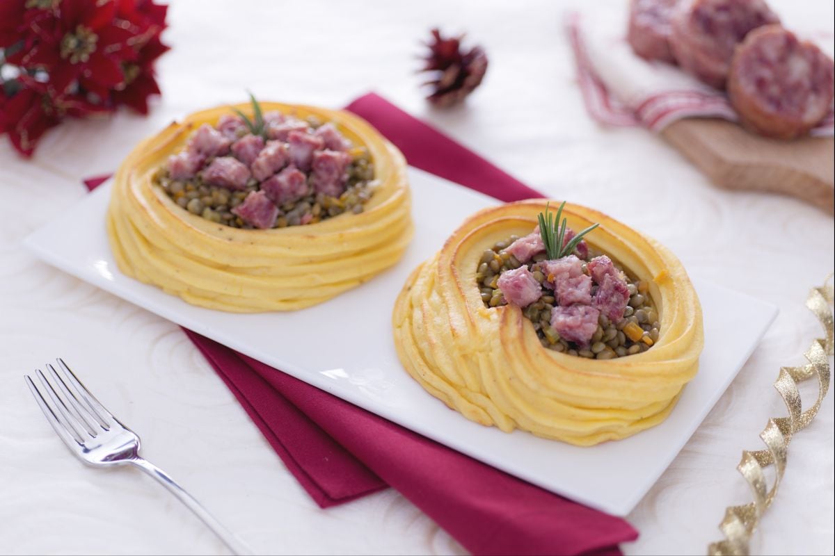 Nids de pommes de terre avec lentilles et cotechino