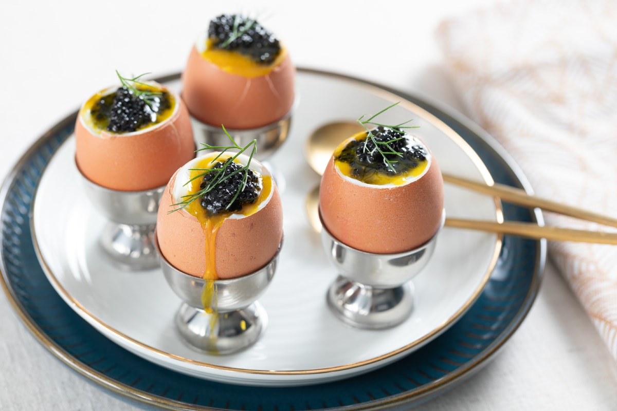 Oeufs à la coque avec caviar