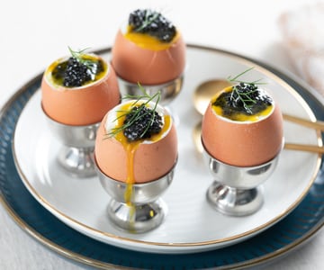 Oeufs à la coque avec caviar