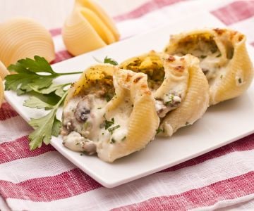 Conchiglioni farcis aux champignons, jambon et béchamel