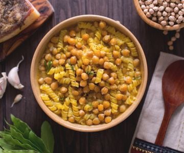 Pâtes en soupe de pois chiches, laurier et ail rouge