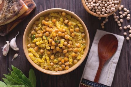 Pâtes en soupe de pois chiches, laurier et ail rouge