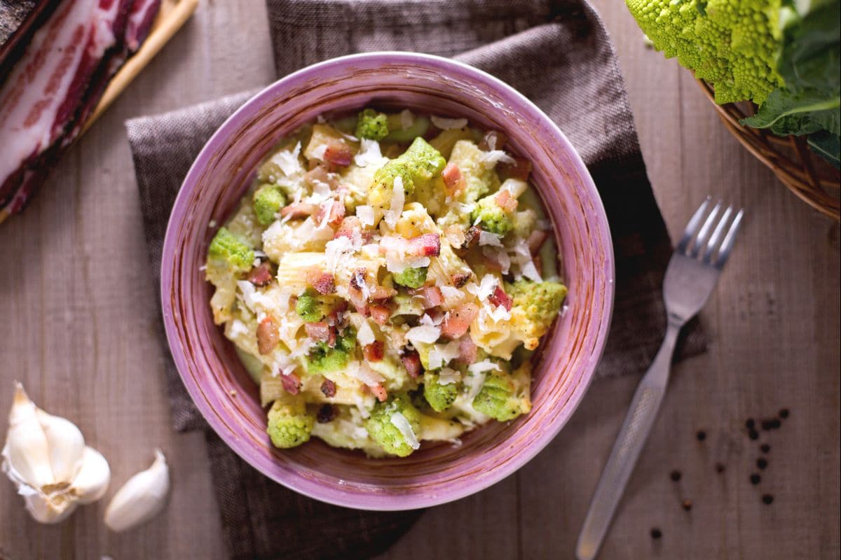 Pâtes avec brocoli romanesco et pancetta