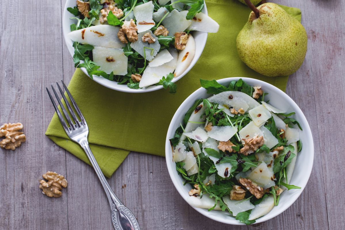 Salade de roquette, poires, parmesan et noix