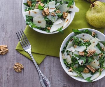 Salade de roquette, poires, parmesan et noix