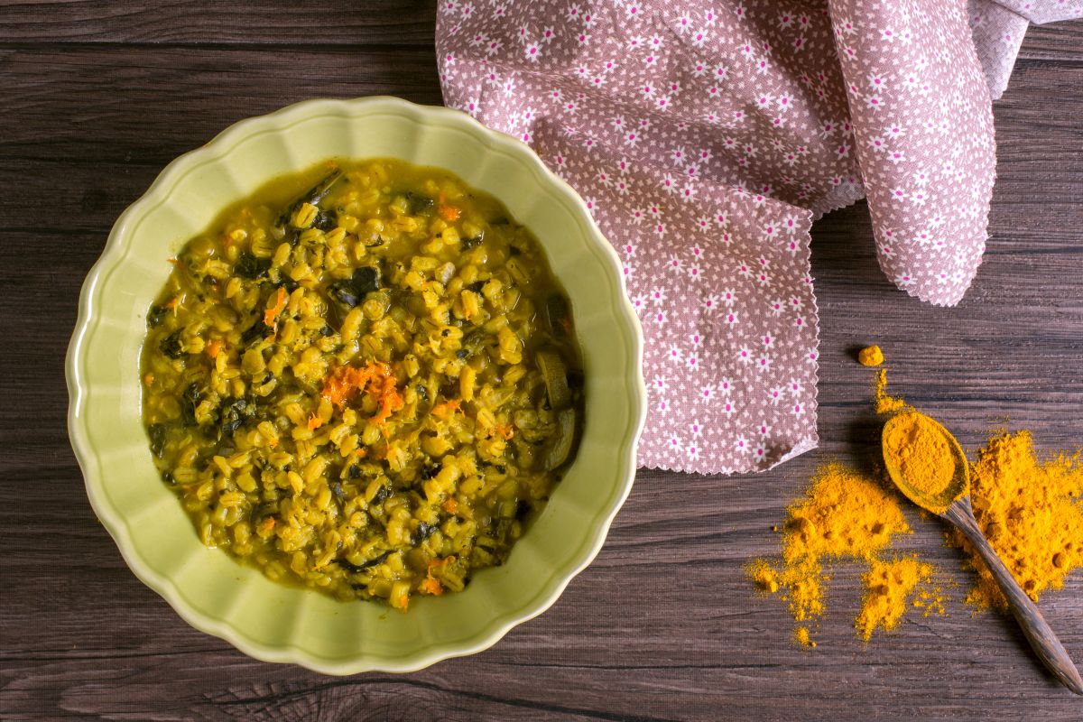 Soupe d'orge aux légumes et curcuma