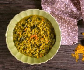 Soupe d'orge aux légumes et curcuma